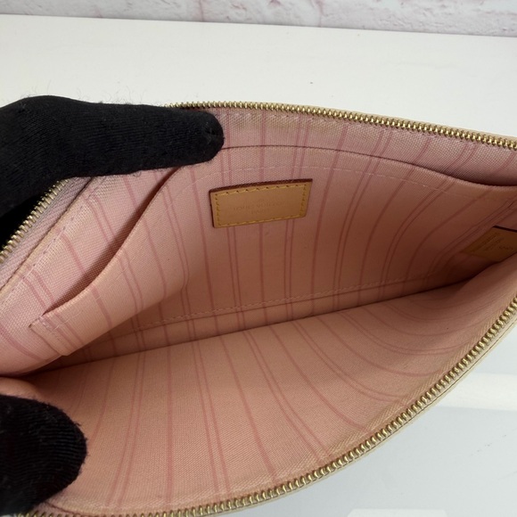 Louis Vuitton Damier Azur Wristlet - Picture 8 of 11